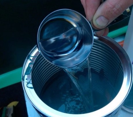 Rozlévaná tužidla, ředidla, laky k autolakům